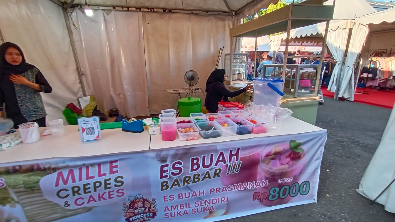 Es buah prasmanan, bisa ambil sepuasnya? Di stand punya Princess Bakery and Cake ini bisa dicoba. (Yasmin/Kaltimtoday.co)